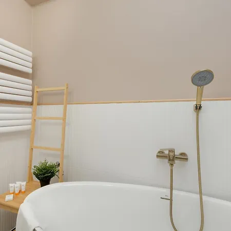 Comfortable & Bright By Renters