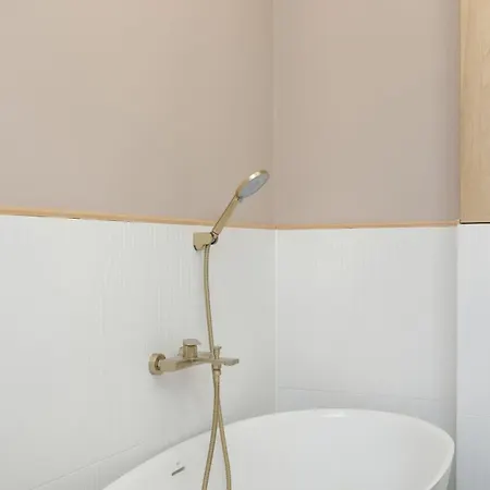 아파트 Comfortable & Bright By Renters